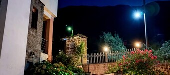 Spacious 3-bedroom apartment with AC, WiFi in marvelous Mantio