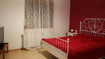 Tabla de planchar con plancha, wifi y ropa de cama