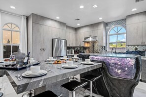 冷蔵庫、電子レンジ、オーブン、コンロ