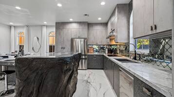 Frigorífico, microondas, horno y placa de cocina