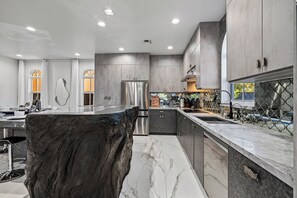 冷蔵庫、電子レンジ、オーブン、コンロ