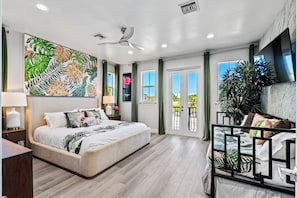 4 室のベッドルーム、デスク、アイロン / アイロン台、旅行用ベビーベッド