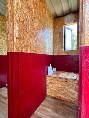 Stacaravan, meerdere slaapkamers, roken | Badkamer