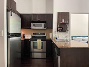 Habitación económica doble, vistas parciales al lago | Cocina privada | Utensilios de cocina