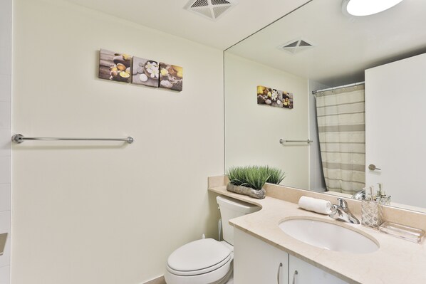 Økonomi-dobbeltrom, delvis utsikt mot innsjø | Bad | Kombinert dusj/badekar, håndklær, såpe og sjampo