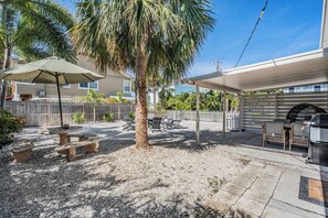 Outdoor dining - Steps to Beach, Kid-Friendly, 4 Bed, 2 Baths in Indian Rocks Beach, King Suite (Indian Rocks Beach)