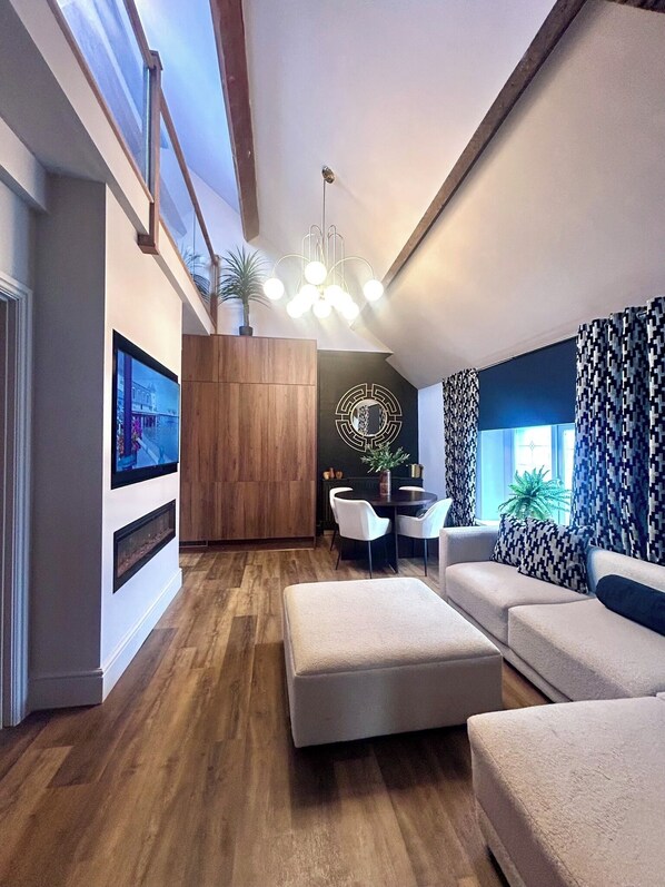 Smart TV, fireplace