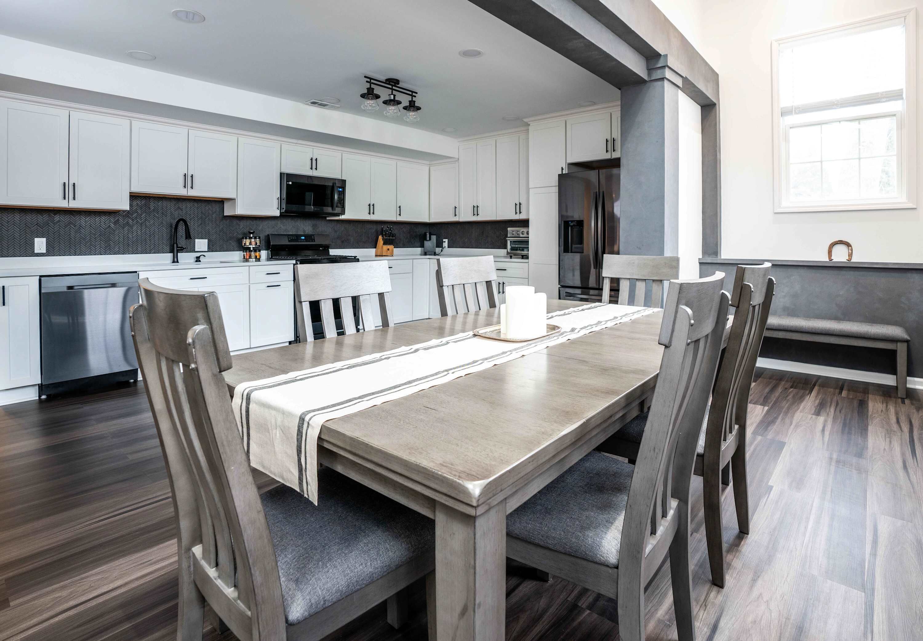 Rumah, Beberapa Tempat Tidur, patio, pemandangan kebun (The Greystone) | Dapur pribadi | Lemari es, microwave, oven, dan kompor