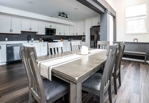 Rumah, Beberapa Tempat Tidur, patio, pemandangan kebun (The Greystone) | Dapur pribadi | Lemari es, microwave, oven, dan kompor