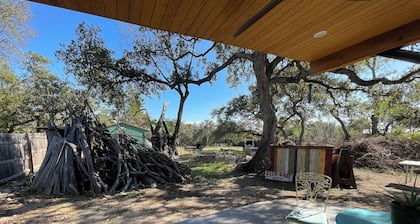 Brand new quiet, charming cottage in laid-back Austin