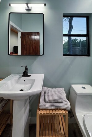 Regadera, secadora de cabello, toallas, jabón 