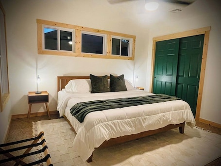 1 bedroom, WiFi, bed sheets. Quiet cabin, hot tub, firepit, no pet fee, MAX 4 person occ