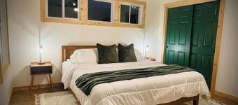 Quiet cabin, hot tub, firepit, no pet fee, NEW, 4 person occ