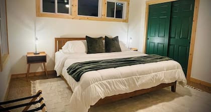 Quiet cabin, hot tub, firepit, no pet fee, NEW, 4 person occ