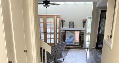 Charming 2-bedroom house with AC, WiFi in lovely Columbia