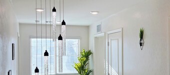 ⭐️⭐️⭐️⭐️⭐️ Luxury, Sleek & Modern Vibes!｜Stylish home just 15 min to Downtown!✅️