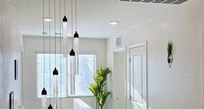 ⭐️⭐️⭐️⭐️⭐️ Luxury, Sleek & Modern Vibes!|Stylish home just 15 min to Downtown!✅️