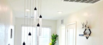 ⭐️⭐️⭐️⭐️⭐️ 15 Min To Downtown｜Sleek Design. Elevated Stay｜KingBed｜VegasGetaway✅️