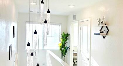 ⭐️⭐️⭐️⭐️⭐️ 15 Min To Downtown|Sleek Design. Elevated Stay|KingBed|VegasGetaway✅️