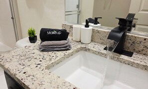 Een douche, een haardroger, handdoeken, zeep