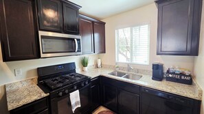 冰箱、微波炉、烤箱、炉灶