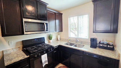 ⭐️ Luxury, Sleek & Modern Vibes! Stylish home just 15 min to Downtown! ✅️