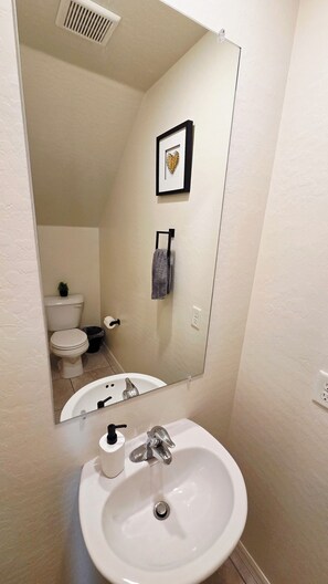 淋浴设施、吹风机、毛巾、肥皂