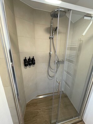 Haartrockner, Handtücher, Seife, Toilettenpapier