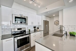 Refrigerador, microondas, horno y parrilla de estufa 