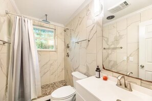 مجففات شعر، مناشف، صابون، ورق حمّام