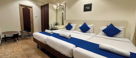 Chambre triple Deluxe | Literie de qualité, bureau, espace de travail pour ordinateurs portables