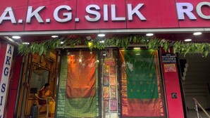 Une devanture de magasin avec une enseigne indiquant « A.K.G. Lodges » et « A.K.G. Silk ».