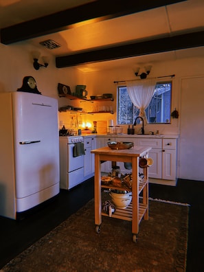 Fridge, oven, stovetop, coffee/tea maker