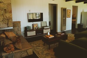 Smart TV, chimenea, libros y estéreo