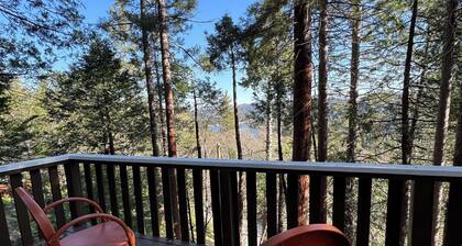 The Crescent Moon Cabin with Lakeviews & Wood burning Fireplace