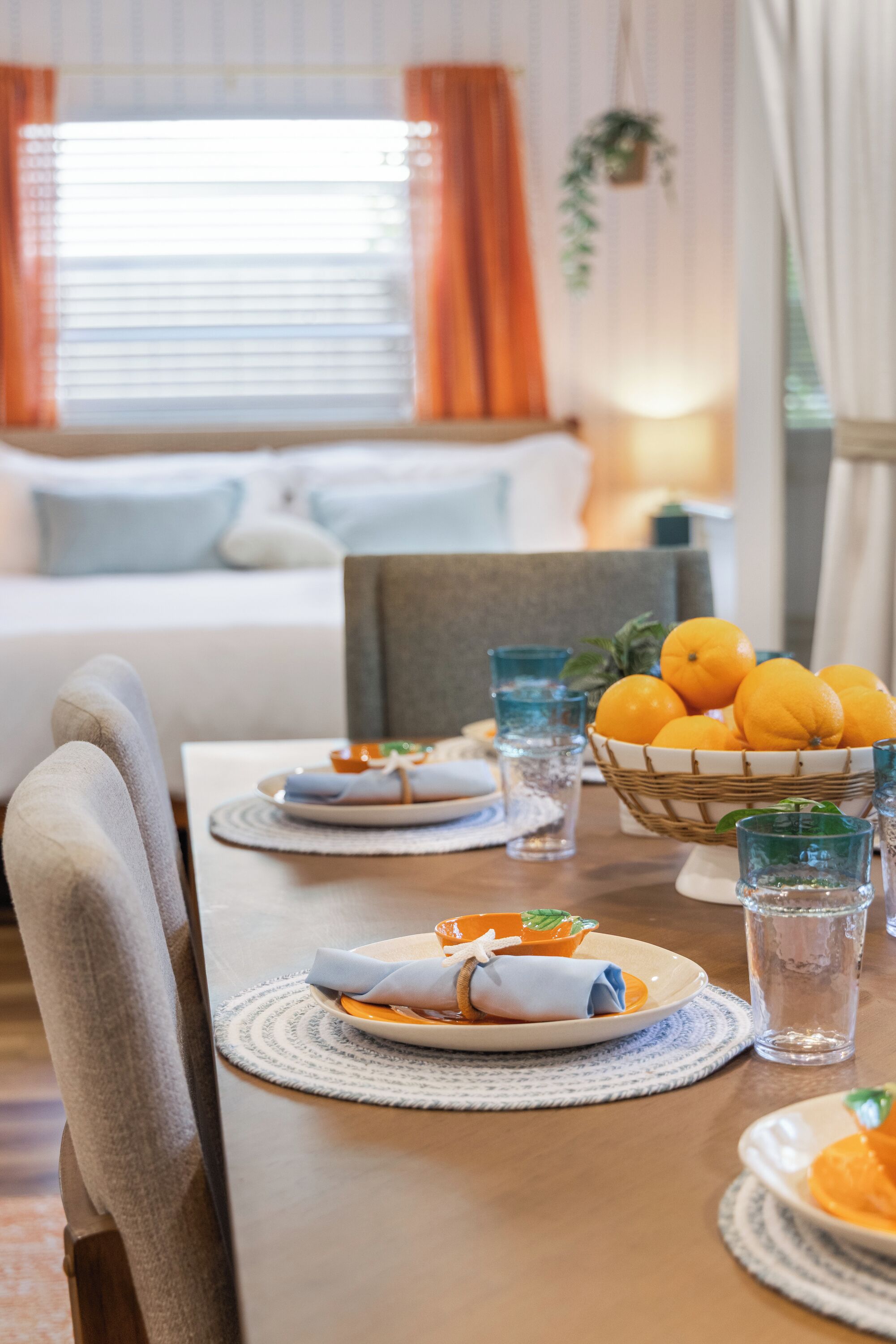 4 habitaciones, escritorio y tabla de planchar con plancha 