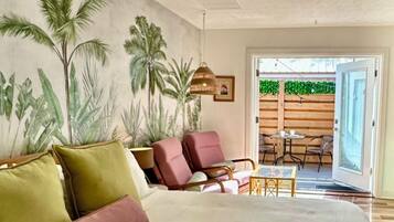 4 habitaciones, escritorio y tabla de planchar con plancha