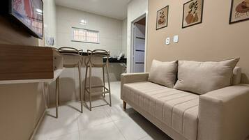 Apartamento conforto | Área de estar | TV de tela plana 43 polegadas com canais digitais