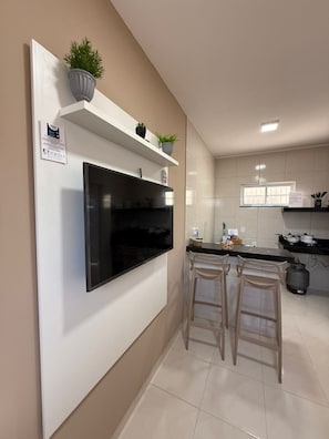 Familie appartement | Woonruimte | Een 43-inch flatscreentelevisie met digitale zenders