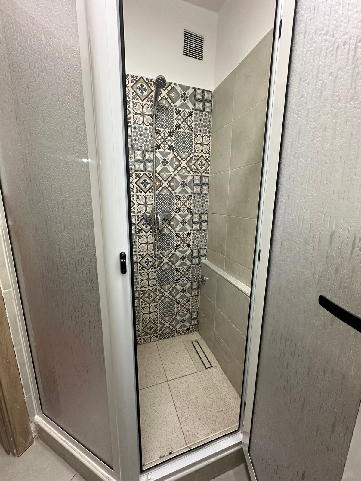 Een douche, een haardroger, een bidet, handdoeken