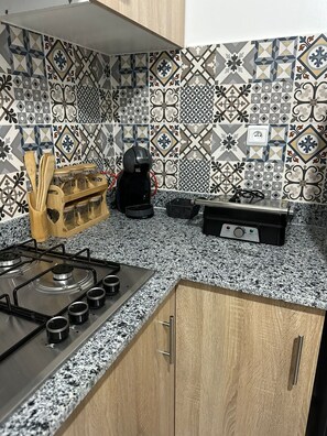 Réfrigérateur, micro-ondes, four, plaque de cuisson