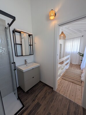 Dusj, hårføner, håndklær og såpe