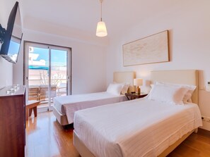 3 bedrooms, iron/ironing board, Internet, bed sheets - Terrace Penthouse by the beach (Quarteira)