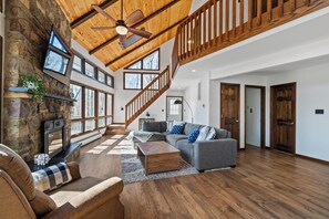 Una Smart TV, una chimenea