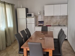 公寓 (Two Bedroom Apartment (1)) | 客廳 | 32-吋平面電視，提供有線頻道