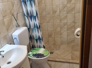 Lägenhet (Standard One Bedroom Apartment (2)) | Badrum | Dusch och handdukar