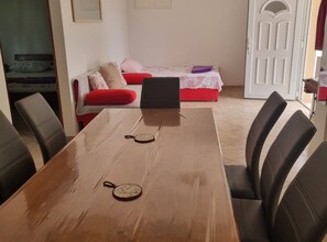 อพาร์ทเมนท์ (Two Bedroom Apartment (1)) | ห้องนั่งเล่น | ทีวีจอแบน 32 นิ้ว พร้อมช่องเคเบิล