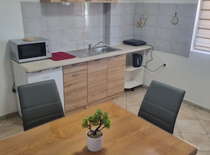 Huoneisto (Classic One Bedroom Apartment (3)) | Yksityinen keittonurkkaus | Jääkaappi