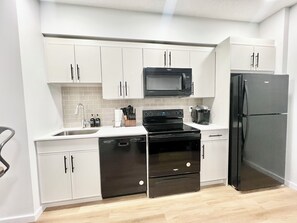 Four Ă micro-ondes, un four, surface de cuisson, lave-vaisselle