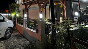 Un immeuble à plusieurs étages sur lequel on peut lire l’inscription « ALNCA ».